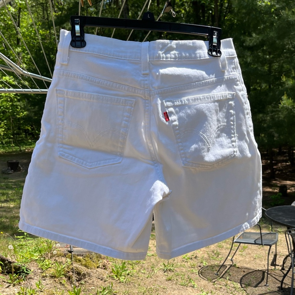 White Levi's Stretchy Shorts Size 8 - Picture 2 of 11